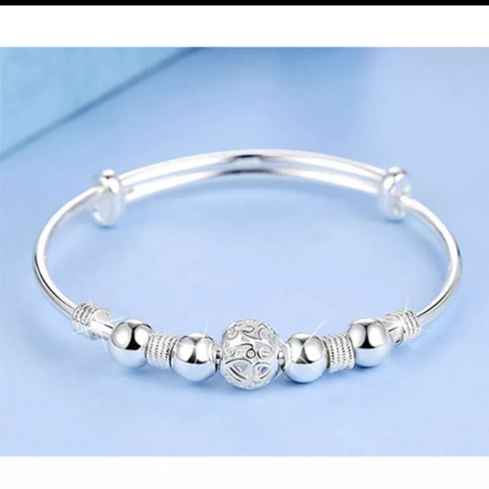 Beautiful Silver Pendant Bracelet - Picture 1 of 4